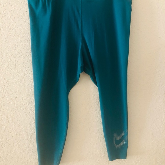 Plus Size Nike Leggings - Picture 4 of 6